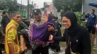 Personel gabungan dari Polres Metro Tangerang Kota bersama TNI mengevakuasi warga yang terdampak banjir di salah satu permukiman padat.