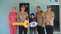 Anggota Polres Bogor menyerahkan kunci rumah yang telah direnovasi kepada salah satu warga penerima manfaat program Rutilahu. Program ini menjadi bagian dari upaya Polri mendukung visi nasional hunian layak bagi masyarakat kurang mampu.