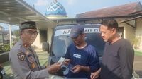 Perwakilan Polsek Ciputat Timur menyerahkan kunci mobil pikap Daihatsu Grandmax kepada Bapak Rudi Hartono, korban penggelapan, yang akan segera digunakan untuk mudik Lebaran.