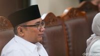 Menteri Agama Yaqut Cholil Qoumas memberikan keterangan pers. Namanya menjadi sorotan publik terkait sidang putusan praperadilan kasus dugaan korupsi kuota haji yang digelar hari ini.