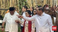 Gubernur DKI Jakarta Pramono Anung (tengah) meresmikan Taman Bendera Pusaka, didampingi oleh Megawati Soekarnoputri dan Rano Karno alias Bang Doel, Senin (20/5). Taman ini menghadirkan ruang publik modern dan inklusif bagi warga Ibu Kota.