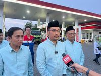 Personel Satgas RAFI Pertamina bersiaga di salah satu SPBU, memastikan kelancaran distribusi energi saat puncak arus mudik.