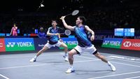 Raymond Indra dan Nikolaus Joaquin saat beraksi di lapangan, menunjukkan fokus dan determinasi yang mengantarkan mereka ke semifinal All England 2026.