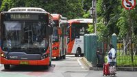 Bus Transjabodetabek siap melayani penumpang di rute Blok M-Bandara Soekarno-Hatta, menawarkan alternatif perjalanan yang ekonomis dan nyaman.