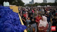 Ribuan warga antusias mengikuti acara 'Lebaran Bersama Rakyat' yang digelar Pemerintah di kawasan Monas, Jakarta, dalam rangka mewujudkan keinginan Presiden terpilih Prabowo Subianto untuk kebahagiaan masyarakat.