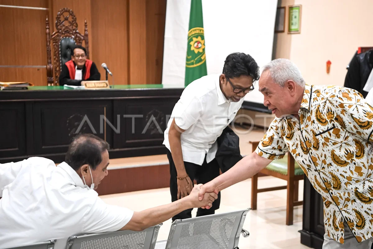 Mantan Gubernur Kalimantan Timur periode 2018-2023, Isran Noor (kanan), menyalami terdakwa Zairin Zain (kiri) dan disaksikan terdakwa Agus Hari Kesuma (kedua kiri) seusai sidang lanjutan kasus dugaan korupsi dana hibah Desain Besar Olahraga Nasional (DBON) di pengadilan.