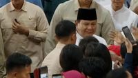 Presiden RI Prabowo Subianto menyapa dan bersalaman hangat dengan salah seorang warga yang antusias menghadiri open house Idulfitri 1447 H di Kompleks Istana Kepresidenan, Jakarta, Sabtu (21/3).