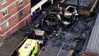Sisa-sisa ambulans relawan Yahudi yang hangus terbakar di luar sinagoge London, memicu penyelidikan kejahatan kebencian.