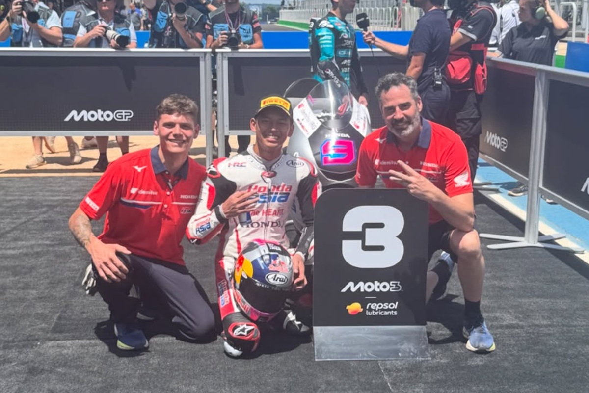 Pembalap muda Indonesia, Veda Ega Pratama, saat berlaga di ajang balap motor internasional. Keberhasilannya meraih podium di Moto3 Brasil memicu apresiasi dari pengusaha nasional.