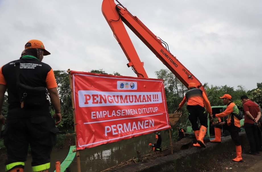 Sebuah mobil dinas Dinas Lingkungan Hidup (DLH) Jakarta terekam kamera saat membuang sampah ke Kali Pesanggrahan, memicu kontroversi dan mempertanyakan komitmen pemerintah terhadap kebersihan lingkungan.