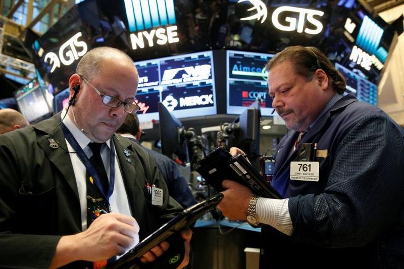 Pedagang di lantai bursa Wall Street menunjukkan ekspresi cemas menyusul berita eskalasi ketegangan di Timur Tengah.