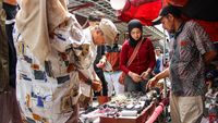 Suasana ramai pengunjung memadati lorong-lorong Pasar Loak Jatinegara pada akhir pekan, mencari barang bekas berkualitas dengan harga miring di tengah tumpukan dagangan.