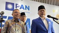 Ketua Umum PAN Zulkifli Hasan (kanan) bersama Ketua Umum Partai Gerindra Prabowo Subianto dalam sebuah kesempatan. Zulkifli menegaskan komitmen koalisi sepanjang masa antara kedua partai.