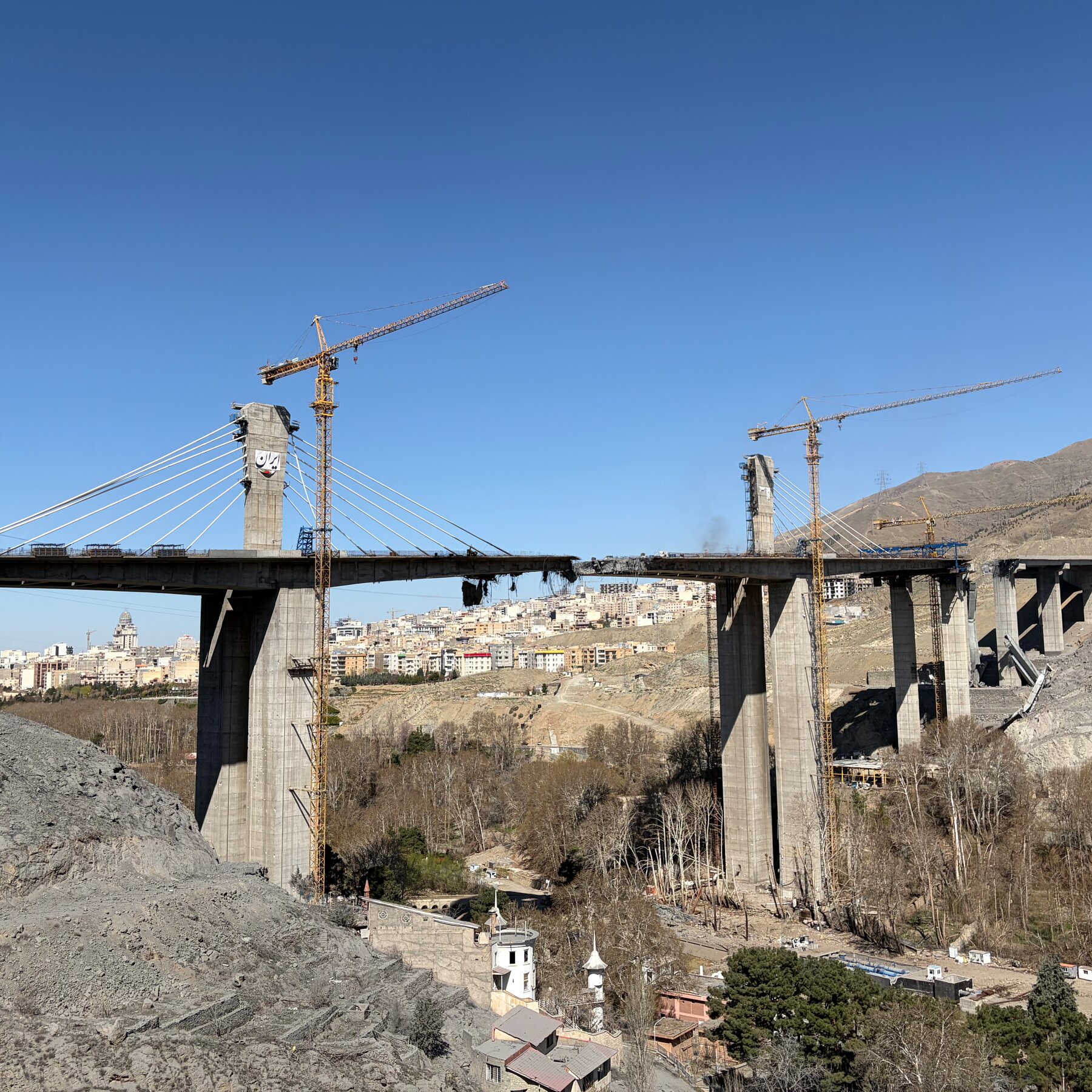 Asap mengepul dari fasilitas kilang minyak di Kuwait setelah serangan drone, menandai eskalasi baru dalam ketegangan regional.