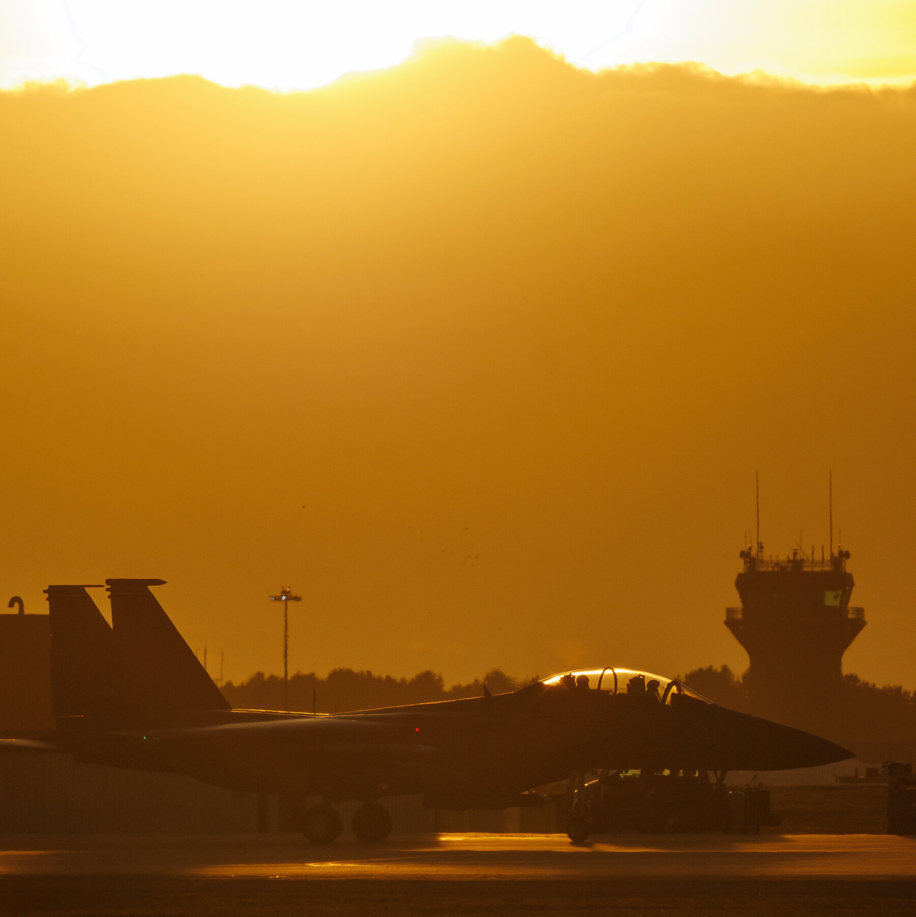 Sebuah jet tempur F-15E Strike Eagle Angkatan Udara AS, jenis pesawat yang dioperasikan dari RAF Lakenheath, Inggris, pangkalan utama operasi tempur AS di Eropa.