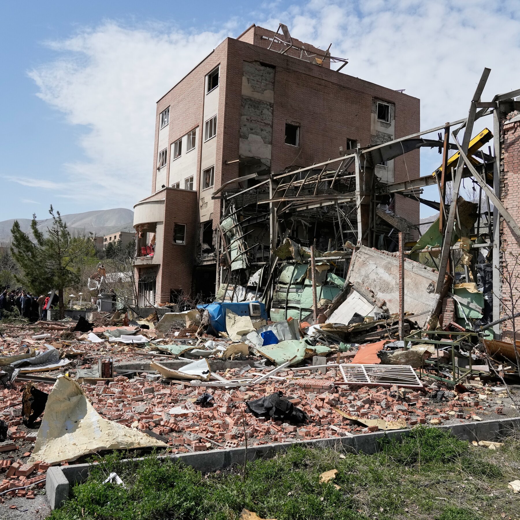 Jet tempur F-15E Strike Eagle, jenis pesawat yang diklaim Iran berhasil ditembak jatuh. Insiden ini memicu kekhawatiran akan eskalasi konflik di Timur Tengah dan dilema bagi Amerika Serikat dalam pencarian pilot yang hilang.