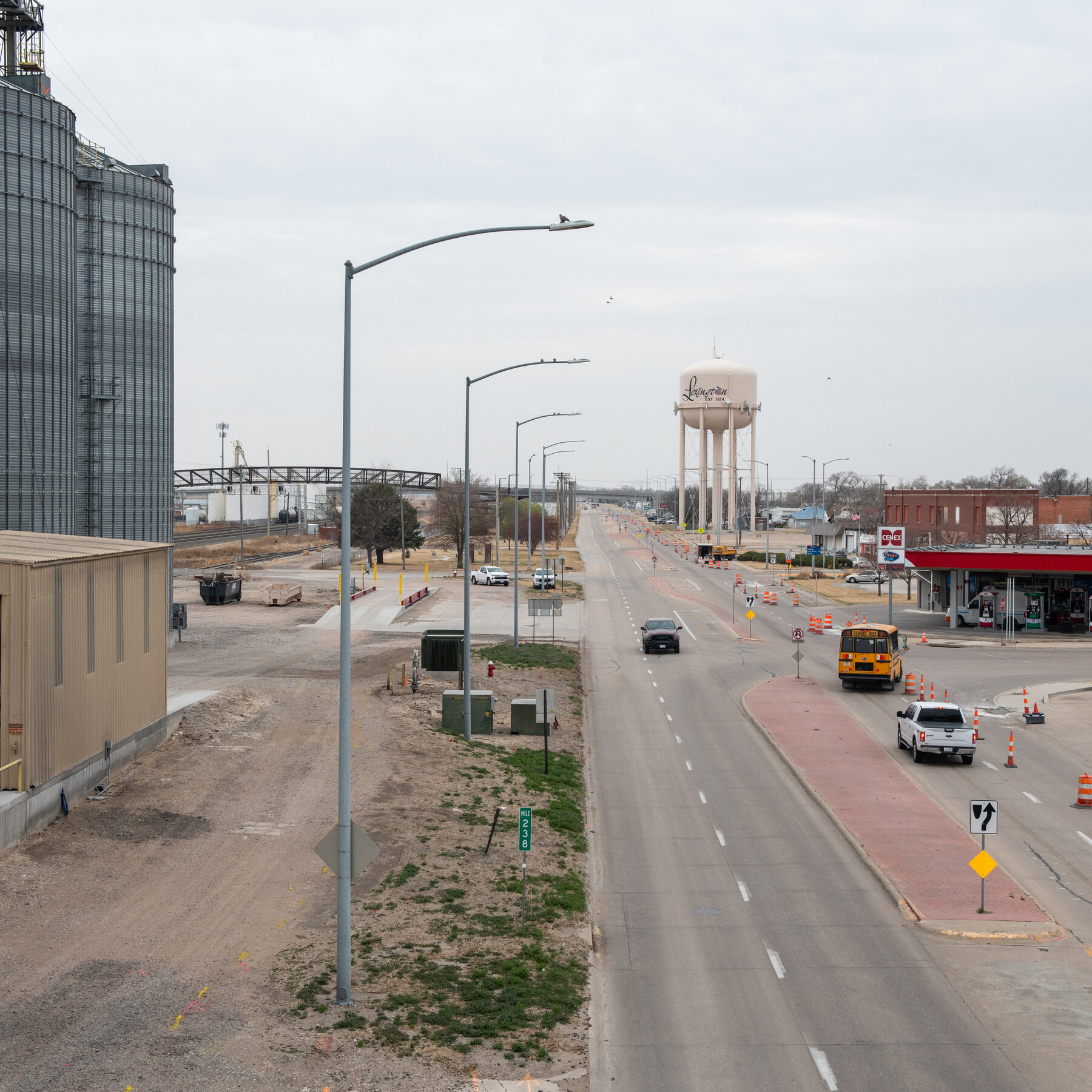 Seorang pekerja di pabrik pengolahan daging, merefleksikan dampak ekonomi terhadap komunitas yang sangat bergantung pada industri ini.