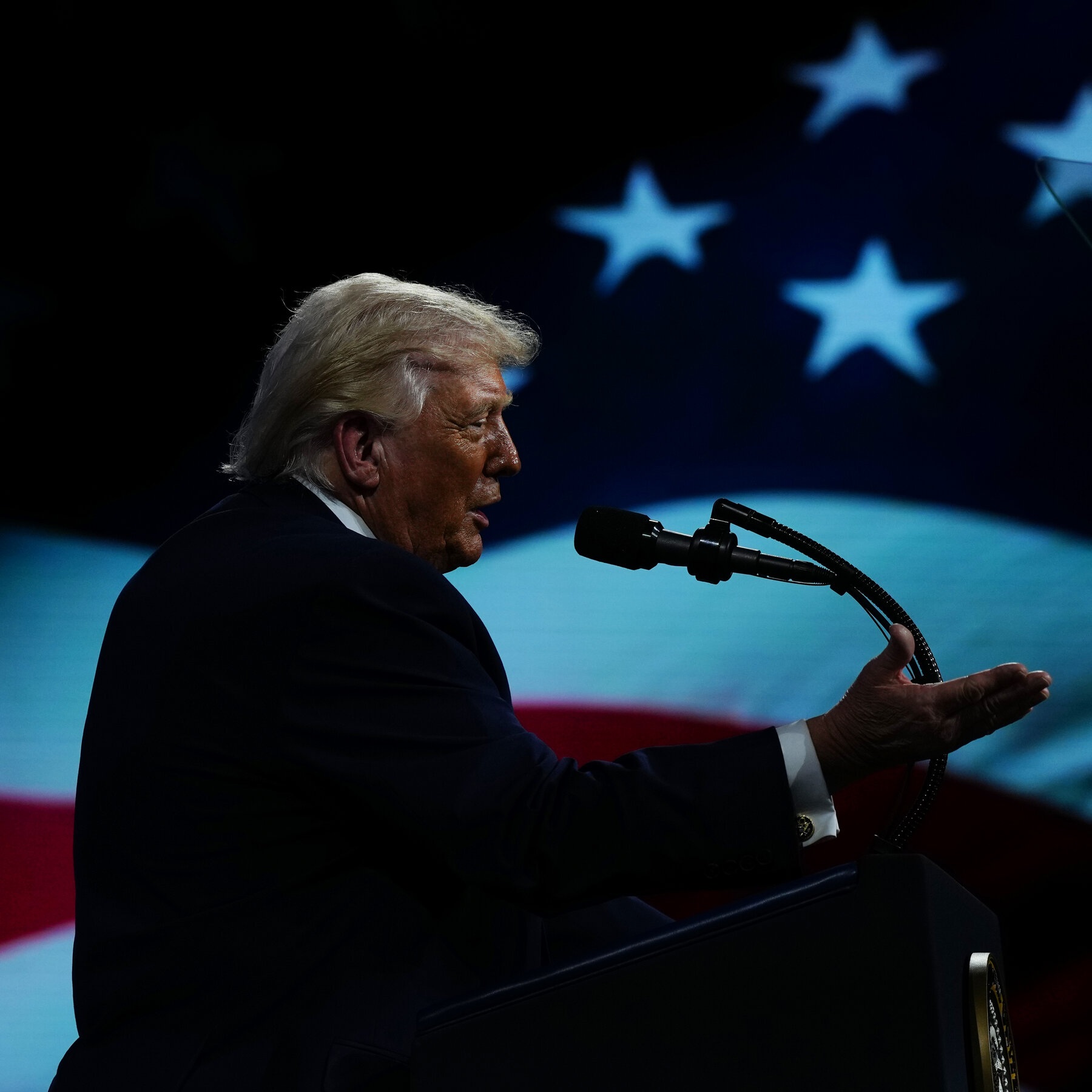 Mantan Presiden AS Donald Trump saat menyampaikan pernyataan kontroversial yang memicu perdebatan sengit tentang kepatuhan terhadap hukum internasional.