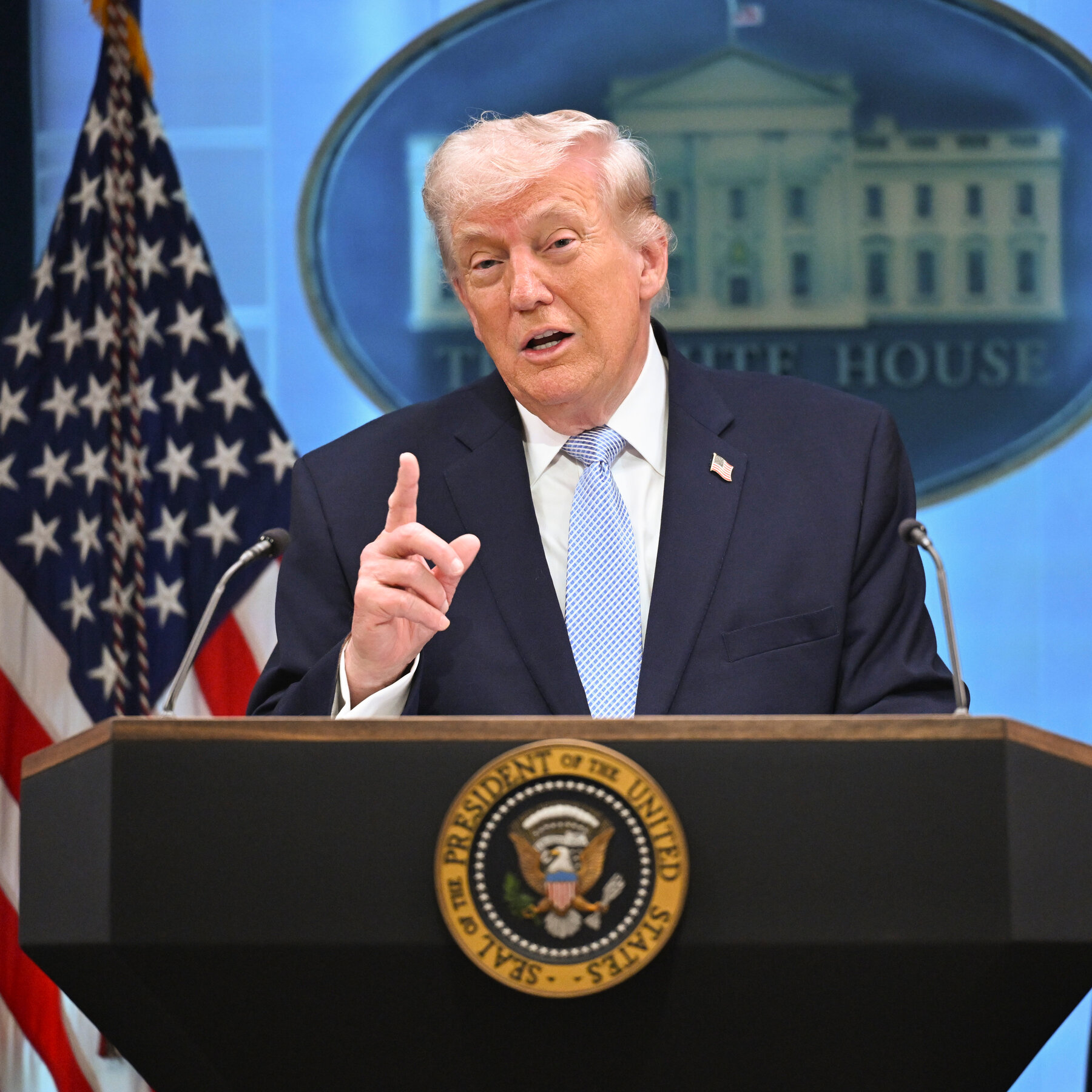 Presiden AS Donald Trump menyampaikan pernyataan di sebuah konferensi pers, di tengah ketegangan antara Amerika Serikat dan Iran.