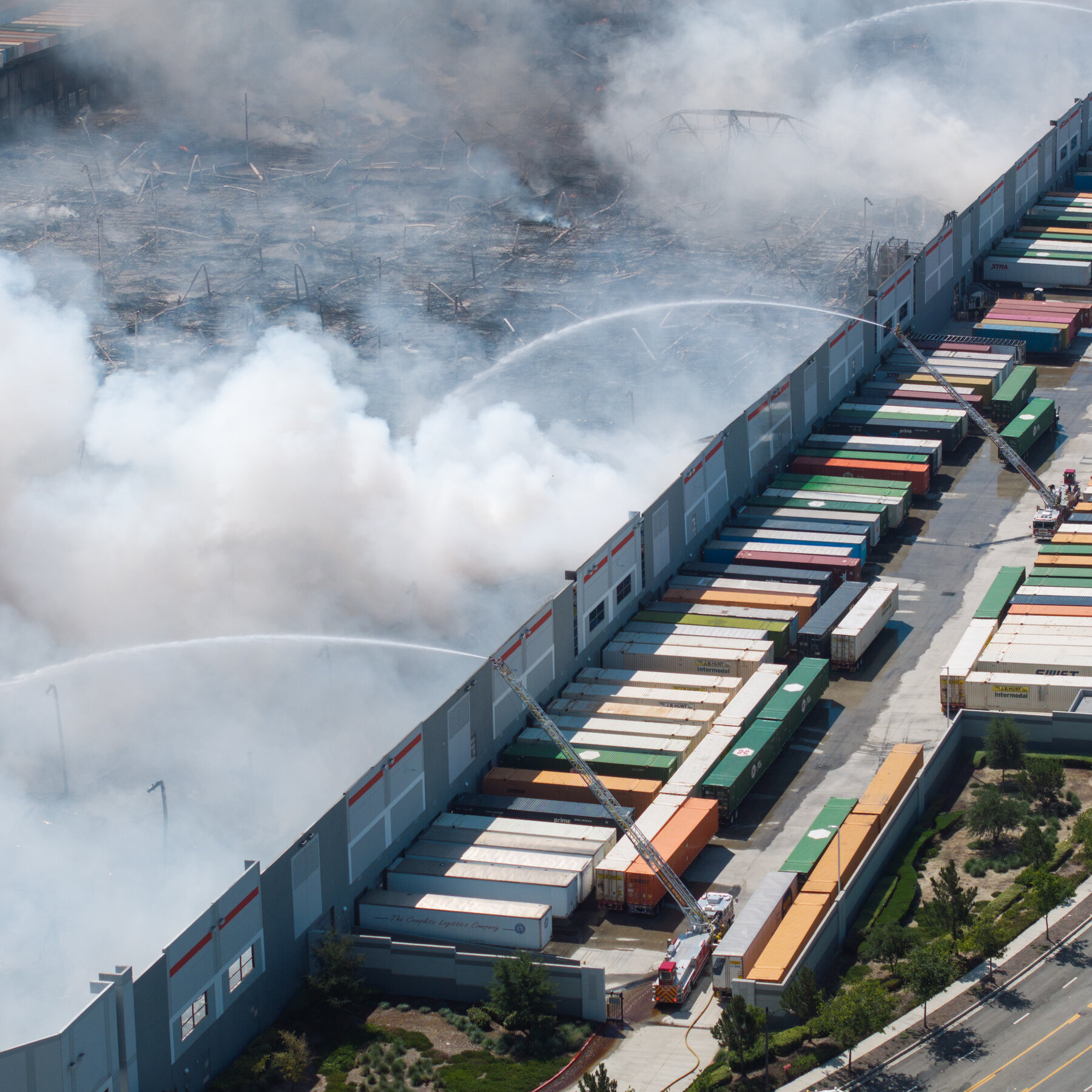 Tangkapan layar dari rekaman video yang disebut-sebut oleh jaksa sebagai bukti menunjukkan tersangka melakukan pembakaran fasilitas perusahaan sambil menyuarakan kritik keras terhadap kapitalisme.