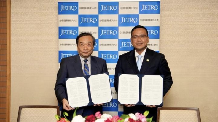 Perwakilan Pertamina dan INPEX Corp. bersalaman usai penandatanganan Nota Kesepahaman untuk penguatan sinergi proyek LNG Abadi Masela, menandakan komitmen bersama untuk energi rendah emisi Indonesia.