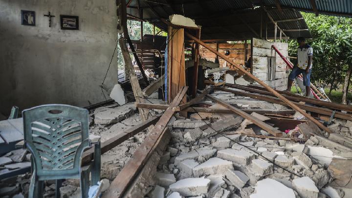 Tim relawan dan warga bahu-membahu menyingkirkan puing-puing bangunan pasca gempa bumi magnitudo 7,6 di Maluku Utara. (Ilustrasi)