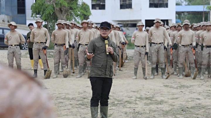 Ratusan Praja IPDN dikerahkan di Aceh Tamiang untuk membantu pembersihan lumpur dan pemulihan pasca-bencana. Mereka bekerja sama dengan Satgas PRR dan masyarakat setempat.