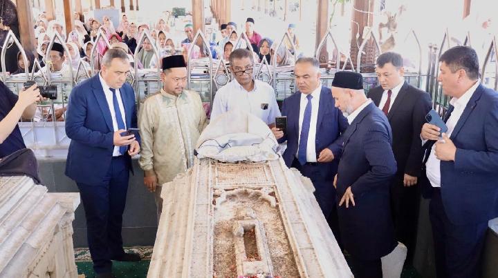 Bupati Gresik Fandi Akhmad Yani (kanan) menyambut dan mendampingi Gubernur Samarkand Uzbekistan Erkinjon Turdimov (kiri) saat berziarah ke makam Maulana Malik Ibrahim di Gresik. Kunjungan bersejarah ini menjadi fondasi penting untuk memperkuat hubungan sejarah, religi, dan potensi kerja sama ekonomi antara kedua wilayah.
