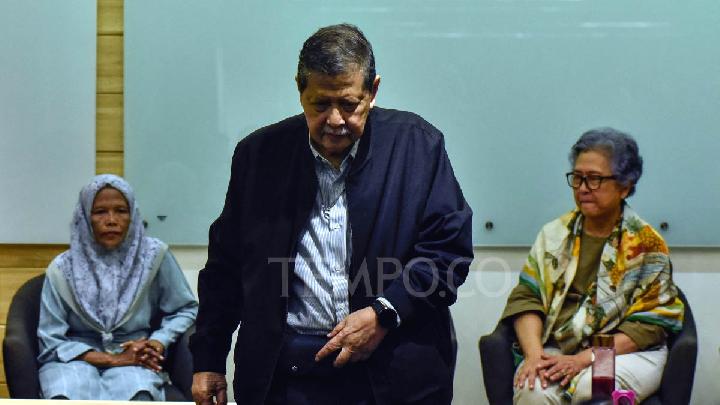 Fadli Zon saat menghadiri persidangan di pengadilan. Gugatan terhadapnya terkait pernyataannya tentang tragedi Mei 1998 yang menyangkal bukti pemerkosaan massal adalah fokus utama kasus ini.