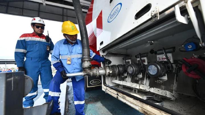 Petugas distribusi memastikan ketersediaan BBM di salah satu SPBU yang telah pulih di daerah terdampak banjir Sumatra.