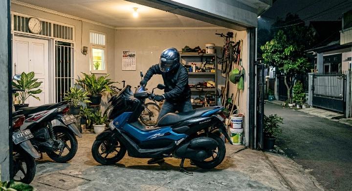 Petugas kepolisian melakukan patroli rutin di area pemukiman untuk mencegah tindak kejahatan pencurian rumah dan kendaraan.