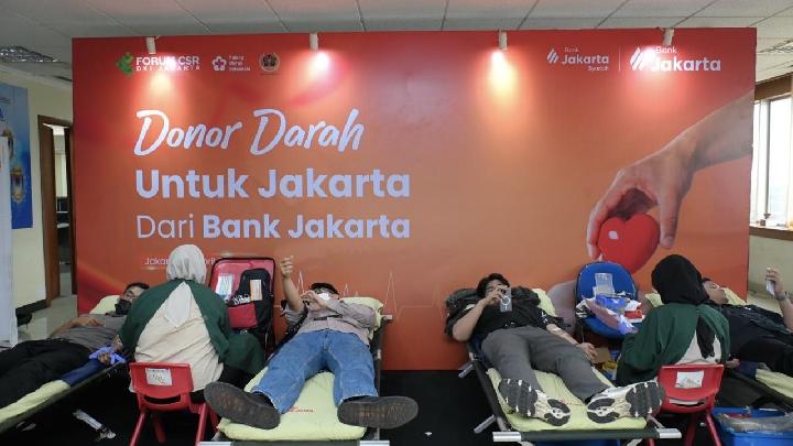 Para pendonor darah antusias mengikuti kegiatan kolaboratif Bank Jakarta, PWI Jaya, dan PMI DKI Jakarta dalam rangka HUT ke-65 Bank Jakarta, menunjukkan kepedulian terhadap ketersediaan darah di Ibu Kota.