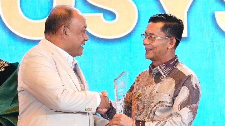 Bupati Satria (tengah) menerima Governance Awards 2026 sebagai pengakuan atas keberhasilan Pemerintah Kabupaten Klungkung dalam menurunkan angka stunting secara drastis.