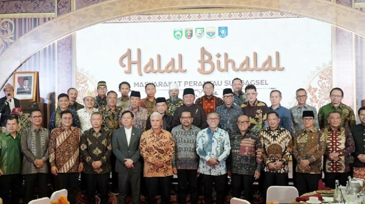 Gubernur Lampung Arinal Djunaidi (tengah) menyampaikan pidatonya di acara Halal Bihalal Perantauan Sumbagsel, menegaskan kuatnya ikatan kekerabatan antarprovinsi dari lima wilayah di Sumatera Bagian Selatan.