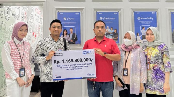 Perwakilan BRI Insurance menyerahkan secara simbolis klaim asuransi alat berat senilai Rp 1,16 miliar kepada nasabah Akhyar Syahbana di kantor BRI Banjarmasin.