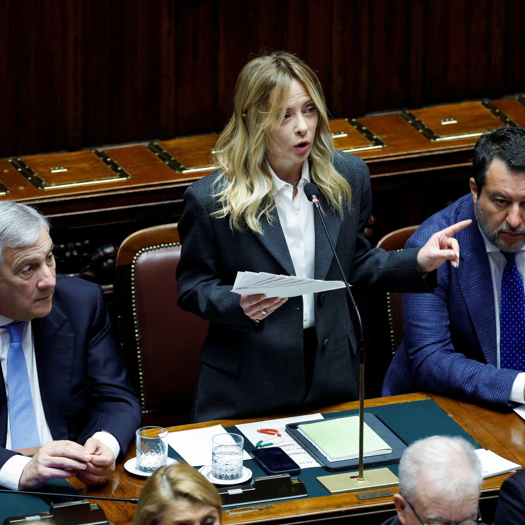 Bendera Italia berkibar di Roma, menandai perubahan signifikan dalam kebijakan luar negeri negara itu terkait konflik di Timur Tengah.