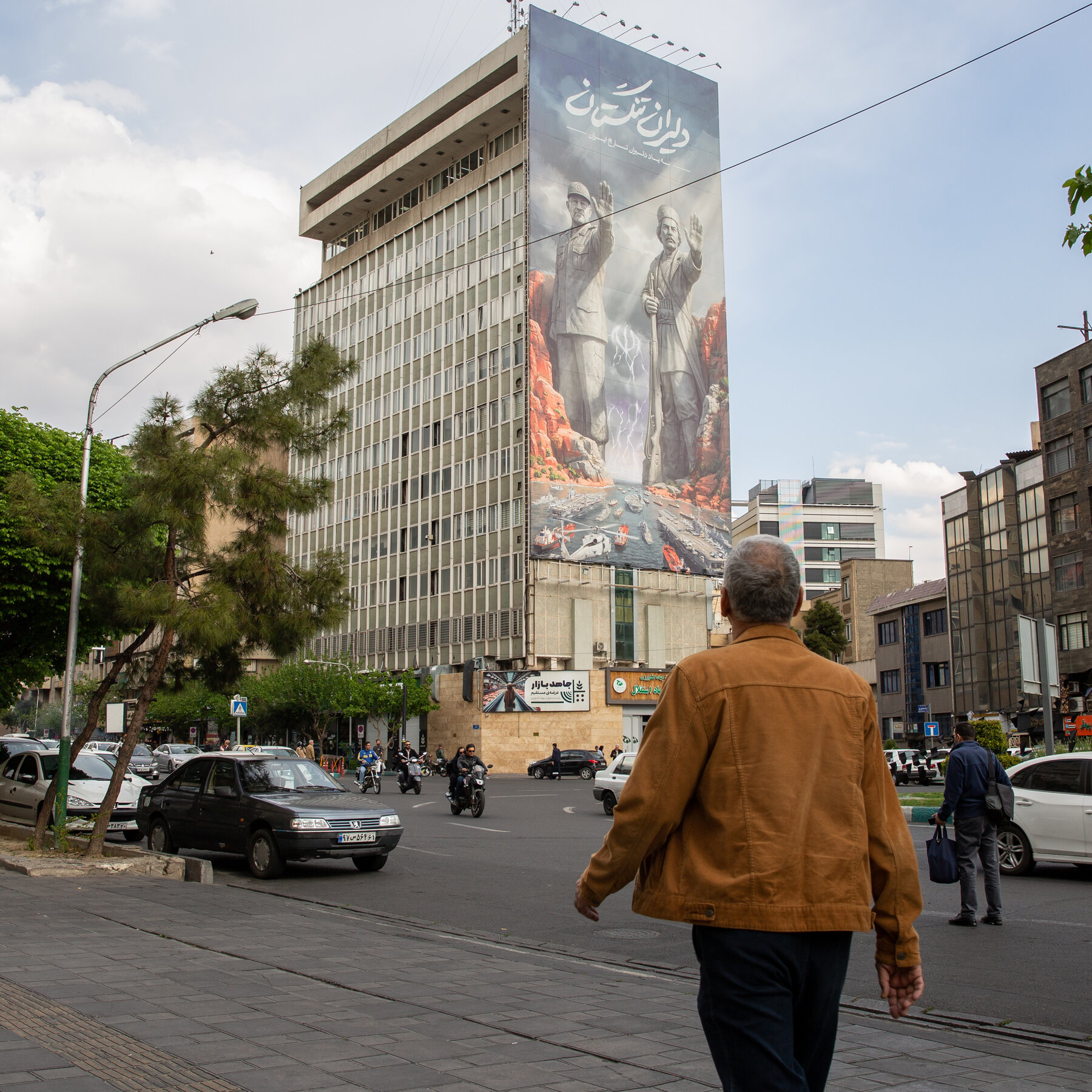 Para diplomat bekerja di belakang layar untuk meredakan ketegangan antara Iran dan Amerika Serikat, dengan Pakistan mengambil peran kunci sebagai mediator.