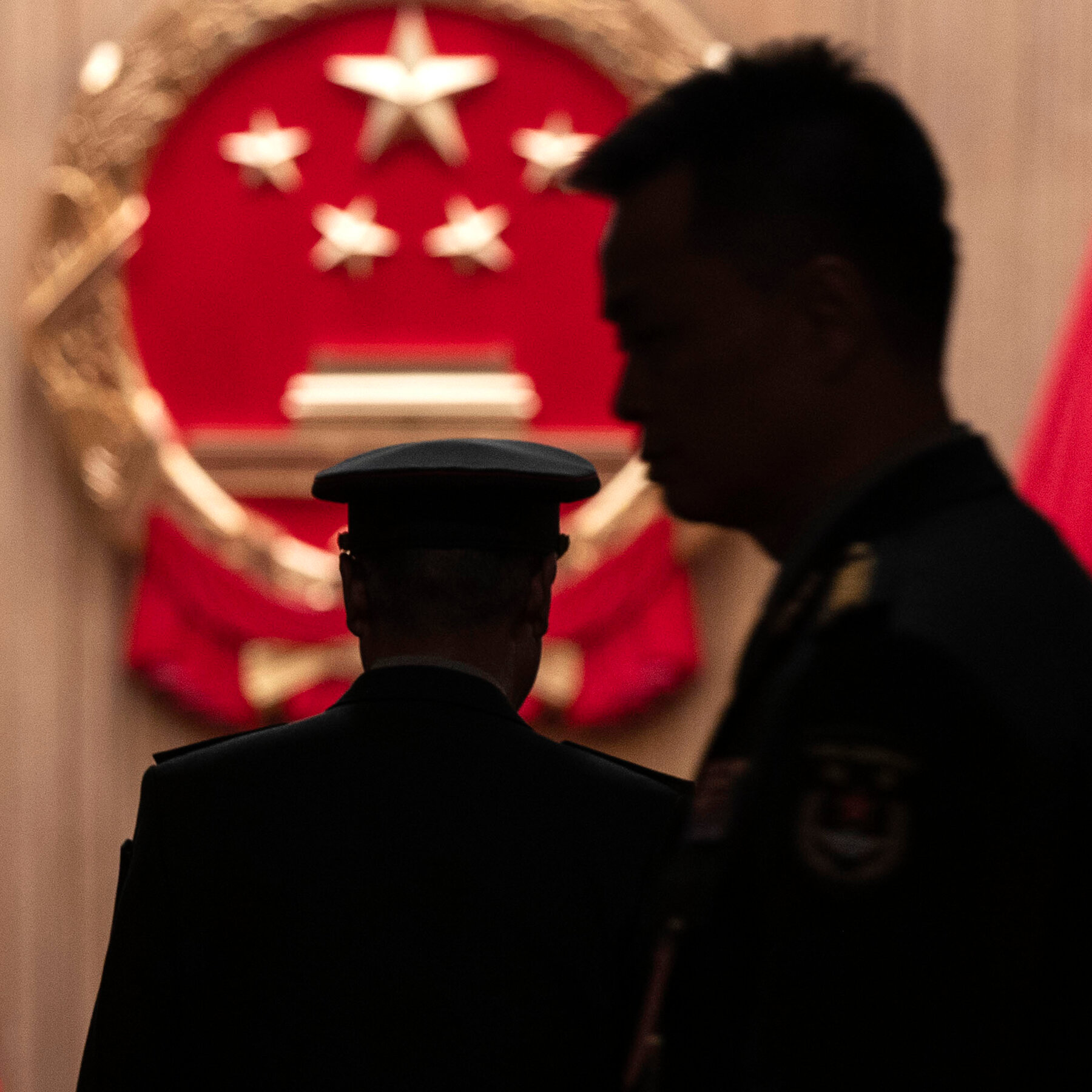 Bendera Tiongkok dan Iran dikibarkan berdampingan, melambangkan hubungan diplomatik di tengah ketegangan geopolitik dan klaim transfer teknologi 'dual-use'.