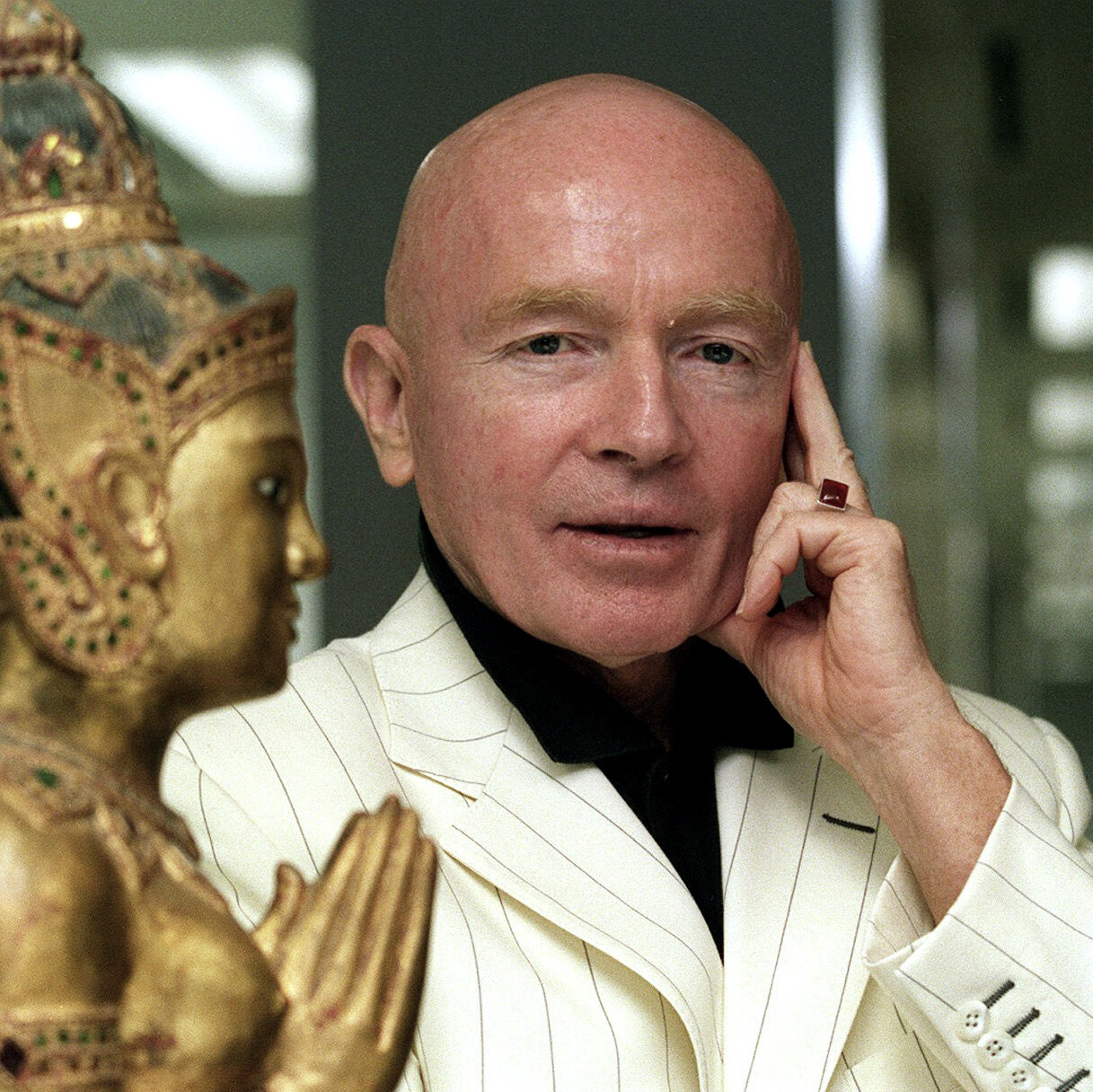 Mark Mobius saat berbicara di sebuah konferensi, sosok yang dikenal sebagai 'Indiana Jones' pasar berkembang karena pendekatan investasinya yang berani dan visioner.