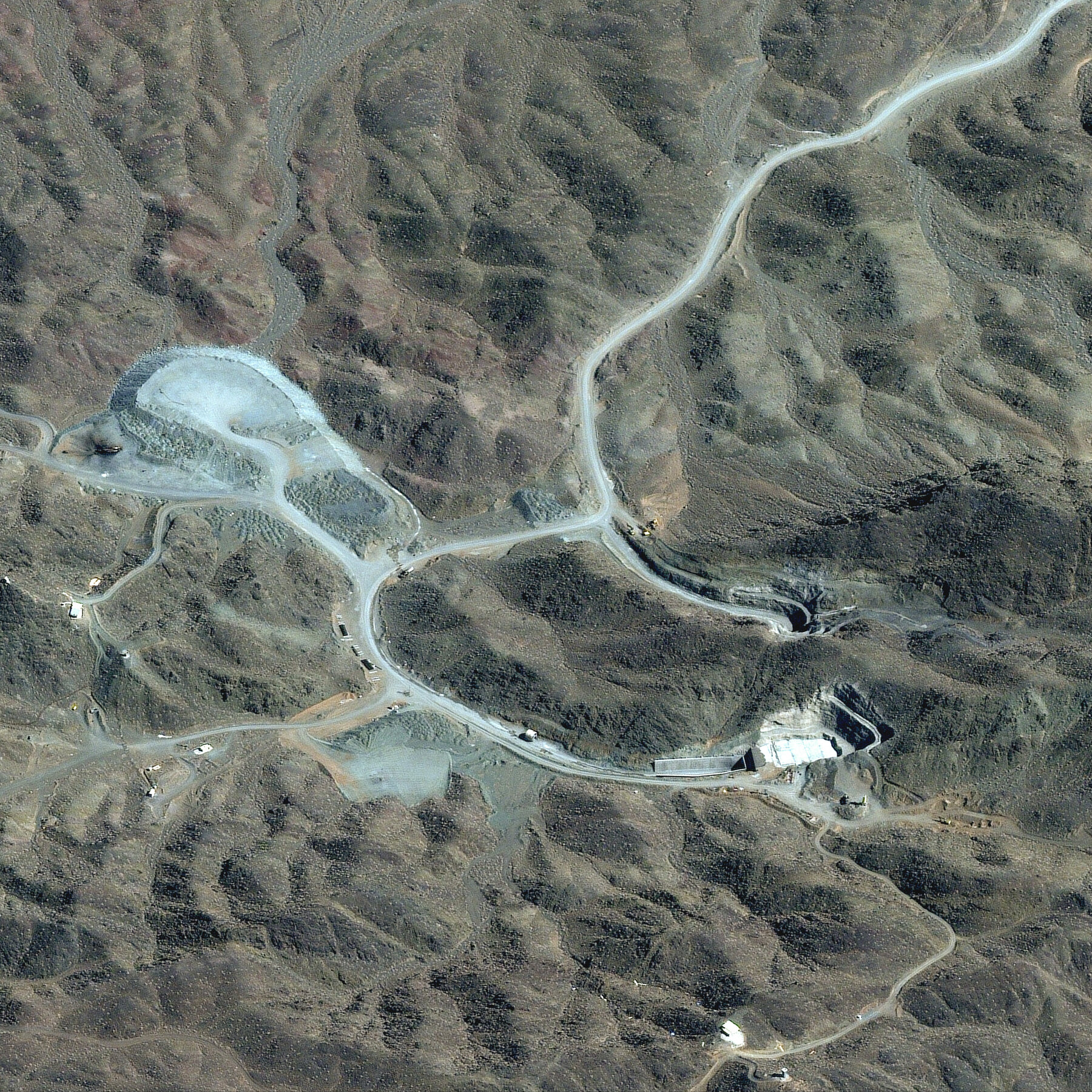 Gambaran artistik fasilitas nuklir bawah tanah yang sangat kuat, merepresentasikan tantangan seperti Situs Gunung Pickaxe di Iran.