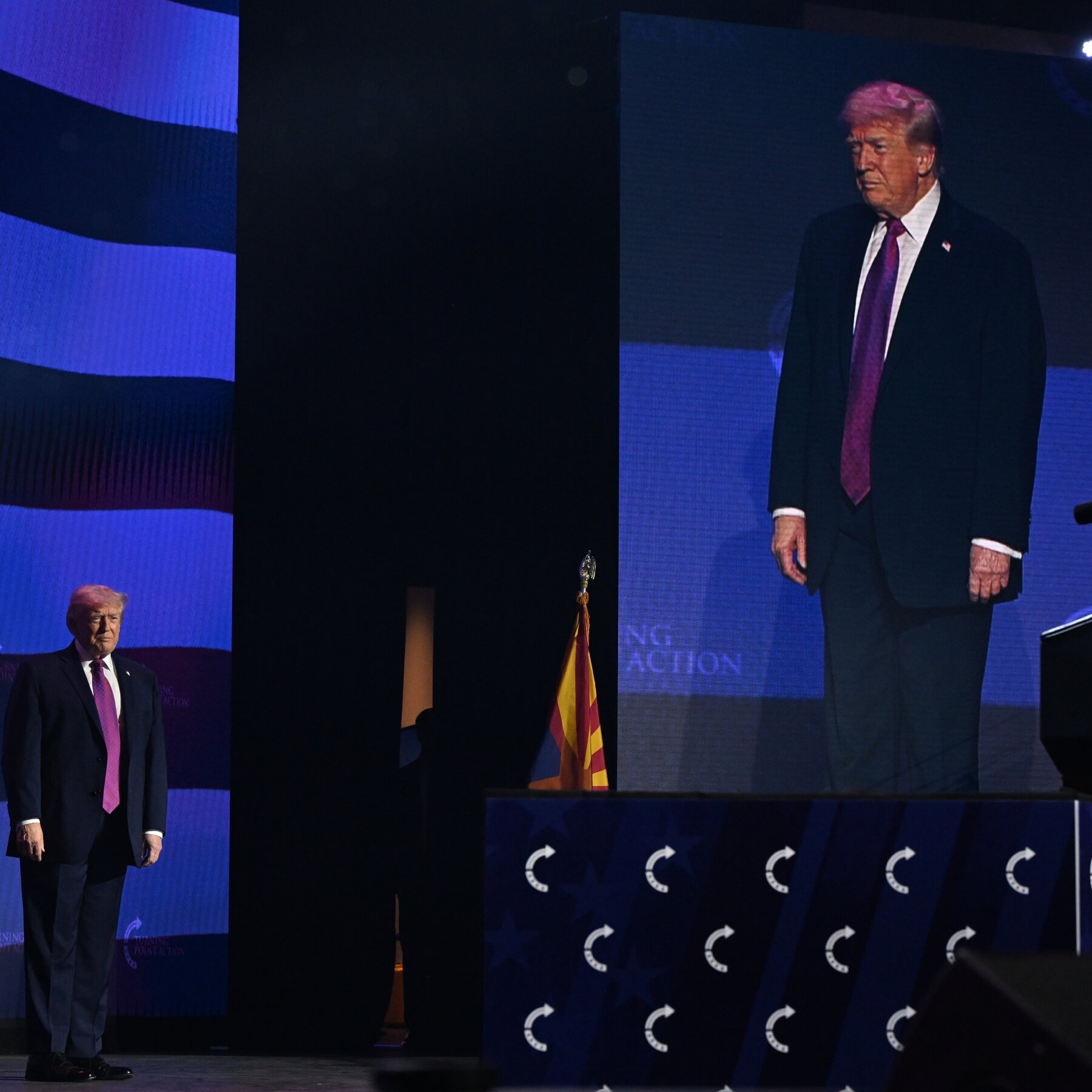 Presiden Donald Trump saat menyampaikan pidato di hadapan pendukungnya di Phoenix, membahas isu harga minyak dan gas serta konflik Iran.