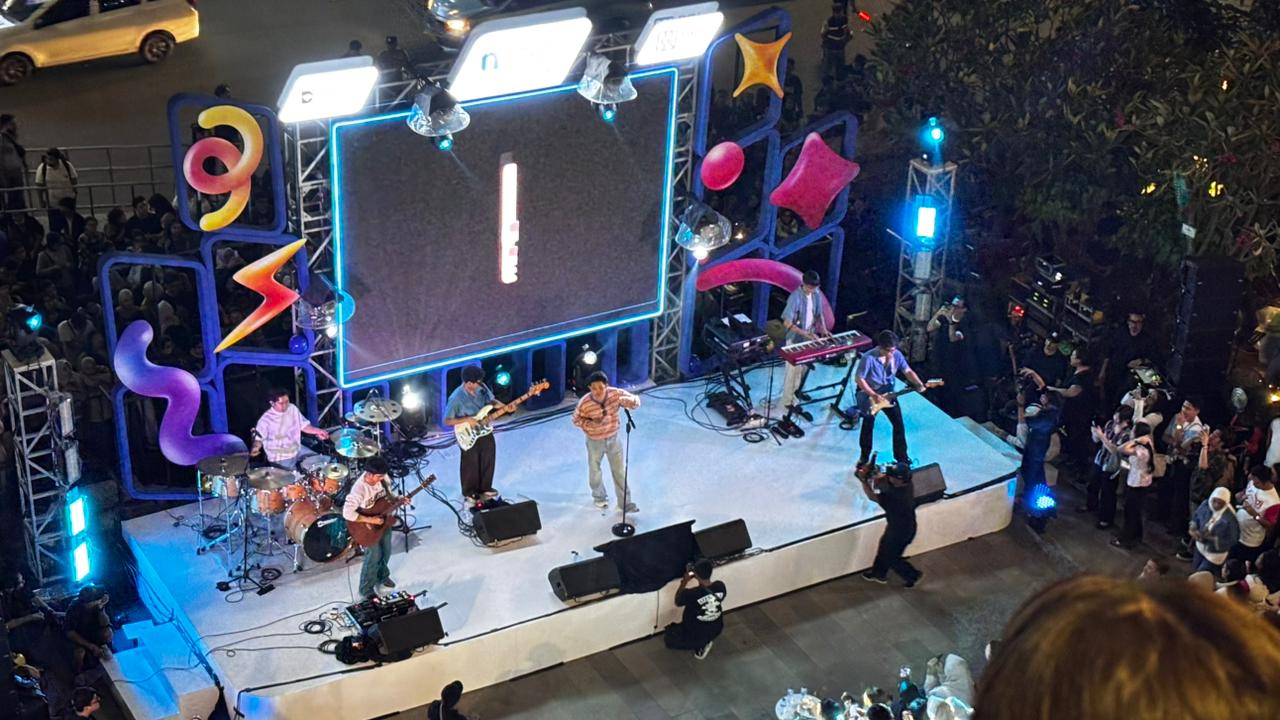 Ribuan penonton memadati kawasan Sarinah saat grup musik Juicy Luicy tampil dalam acara Grand Launching Mobile Digital Insurance (MODI) dari Bank BRI, Jumat (17/4/2024) malam.