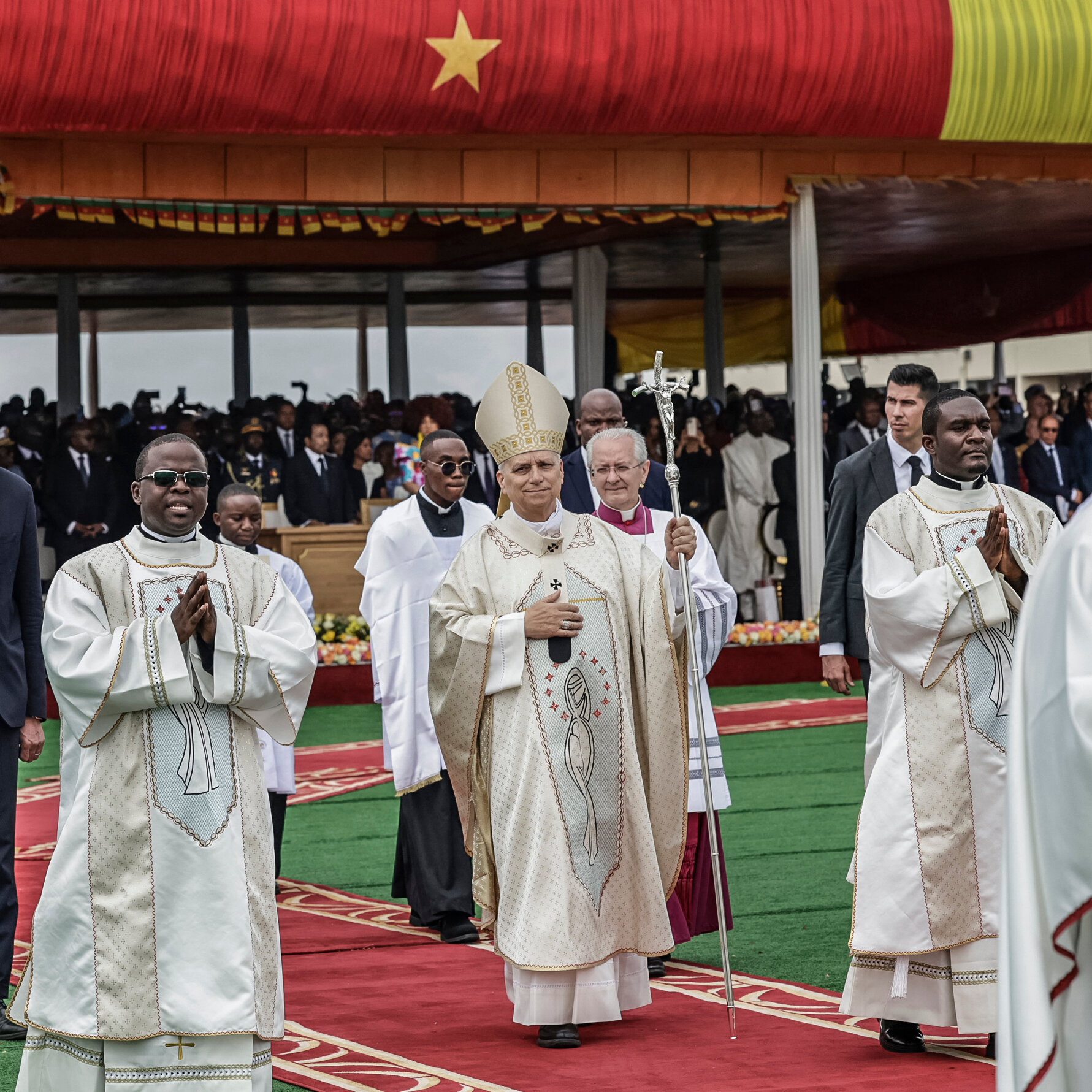 Paus Leo menyampaikan khotbah selama perjalanan pentingnya ke Afrika, yang kemudian memicu misinterpretasi media tentang konteks pernyataannya.