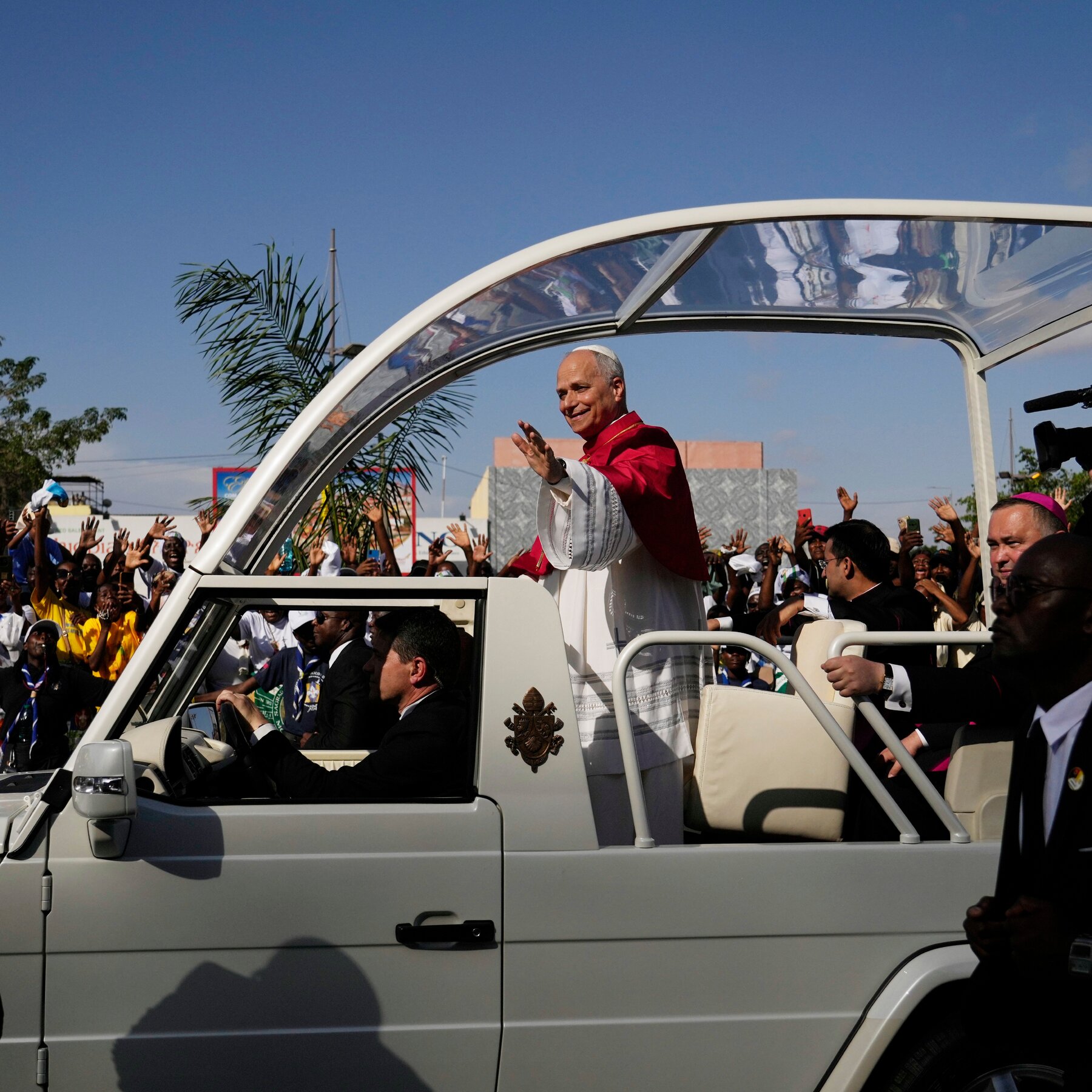 Paus Leo XIV saat berkunjung ke Angola, di tengah upaya Vatikan mengakui dan menghadapi warisan kelam kolonialisme dan perdagangan budak trans-Atlantik.