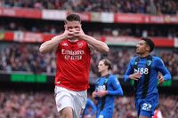 Para pemain Arsenal merayakan gol dalam pertandingan Liga Inggris. Meskipun persentase peluang juara sedikit menurun, semangat tim tetap tinggi untuk meraih gelar Premier League.