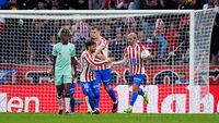 Keriaan pemain Atletico Madrid setelah berhasil mengamankan kemenangan dramatis 3-2 atas Athletic Bilbao di lanjutan Liga Spanyol.