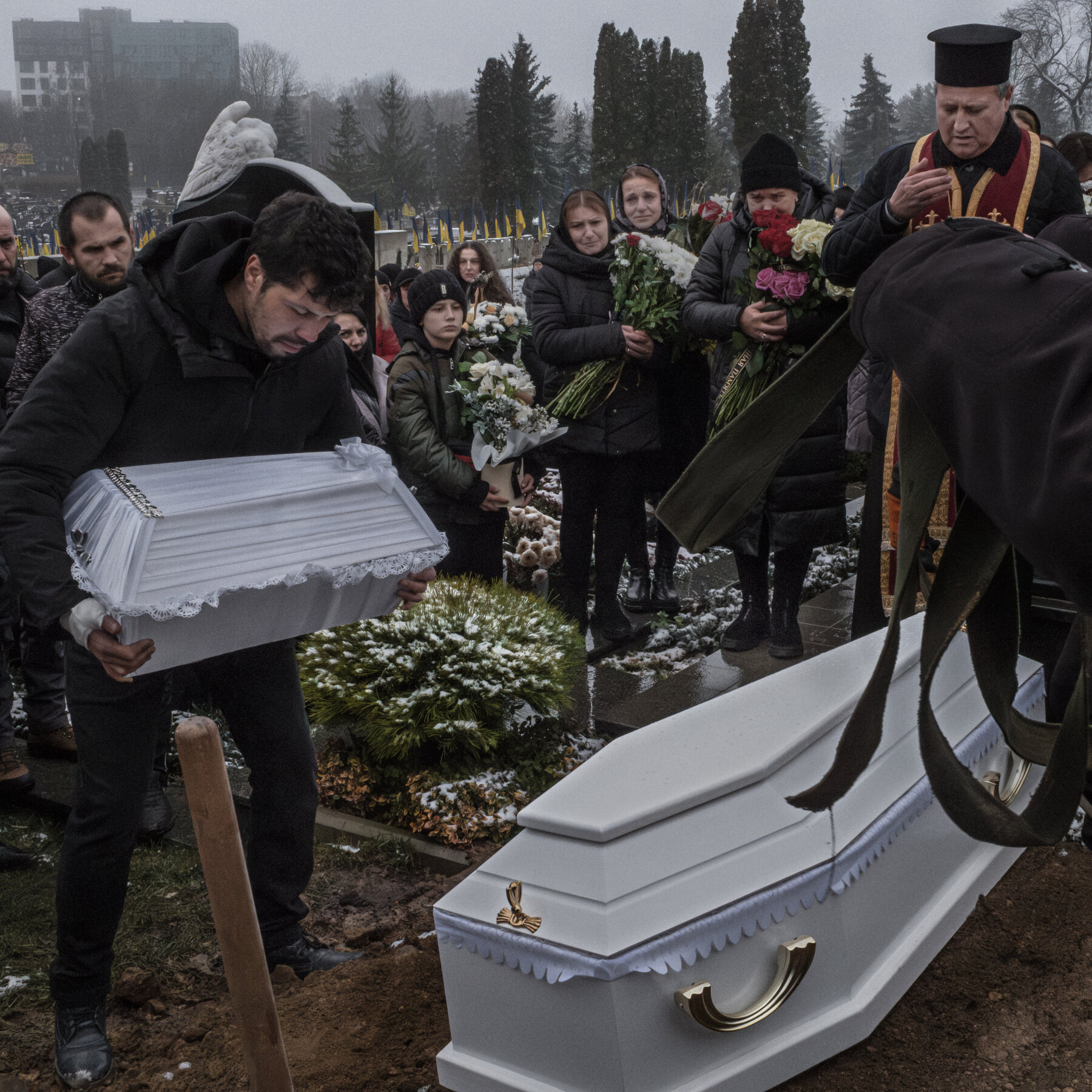 Seorang tentara Ukraina bersiap di garis depan. Bantuan militer Uni Eropa senilai $106 miliar akan memperkuat pertahanan mereka untuk menghadapi konflik jangka panjang.