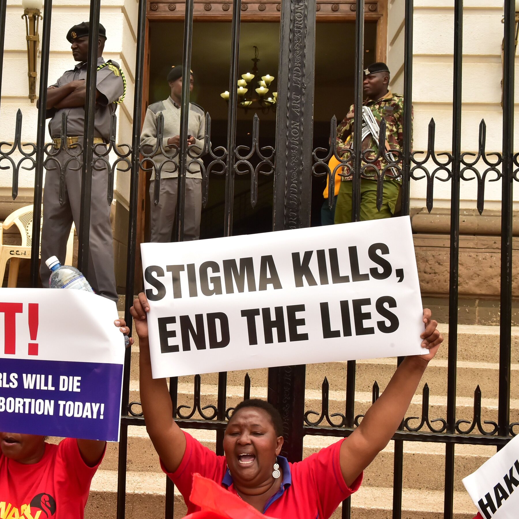 Seorang wanita Kenya memegang poster menuntut hak aborsi yang aman. Keputusan pengadilan terbaru di Kenya membatalkan perlindungan aborsi, meningkatkan kekhawatiran akan ribuan kematian ibu akibat prosedur tidak aman.