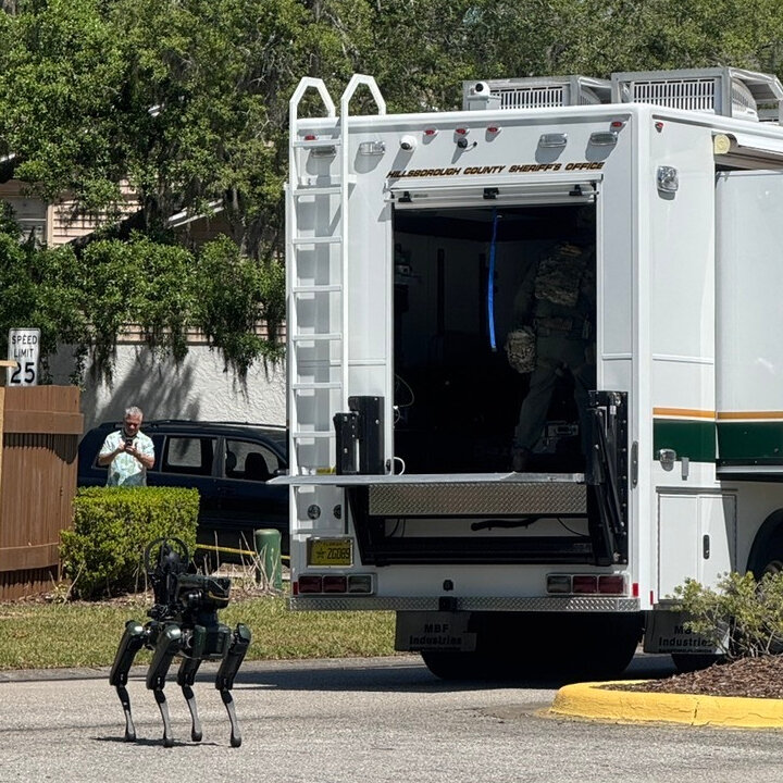 Petugas kepolisian melakukan investigasi di sekitar area kampus University of South Florida terkait kasus hilangnya mahasiswa.