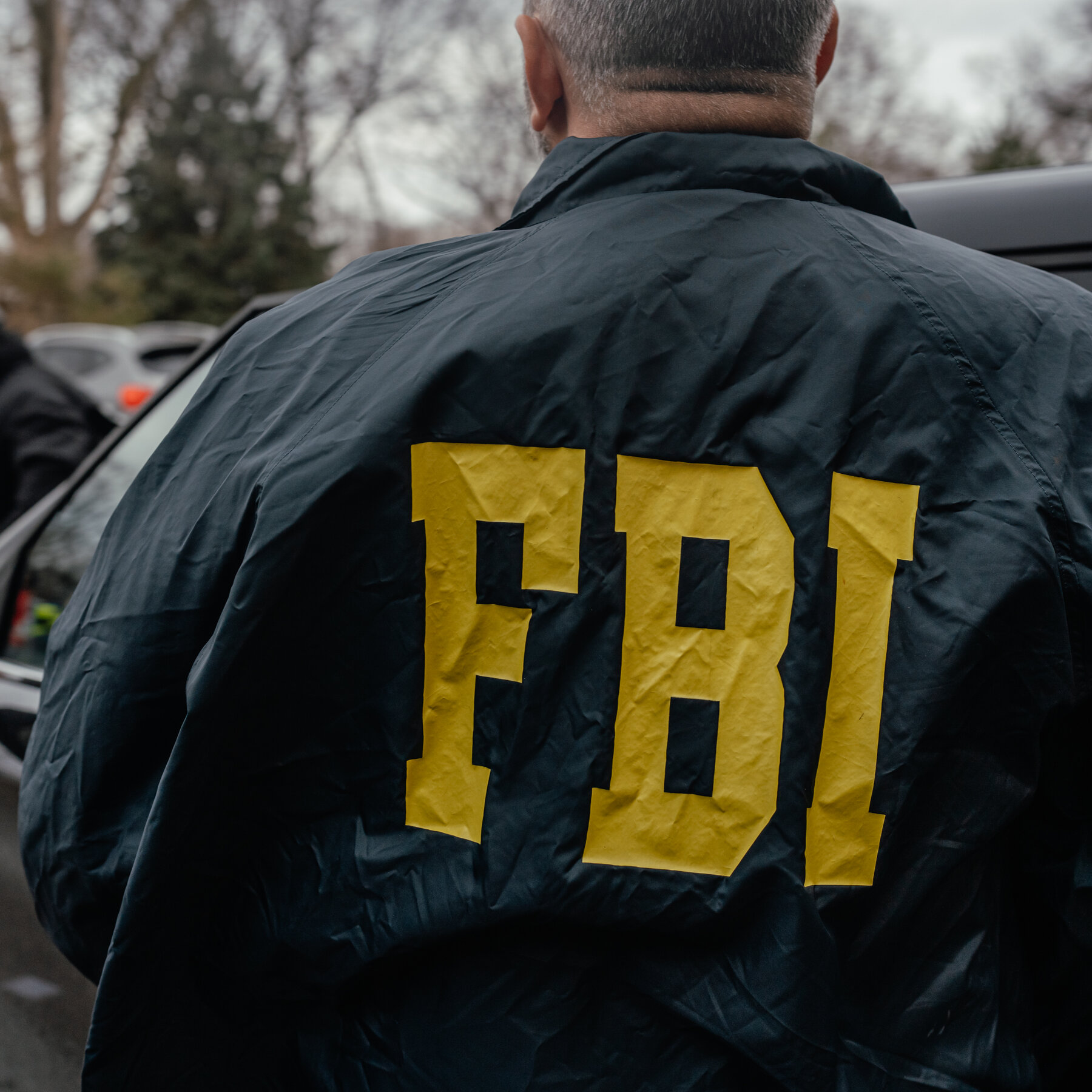 Agen FBI mengamankan dokumen saat melakukan penggeledahan di sebuah lokasi bisnis sebagai bagian dari investigasi penipuan federal di Minneapolis.